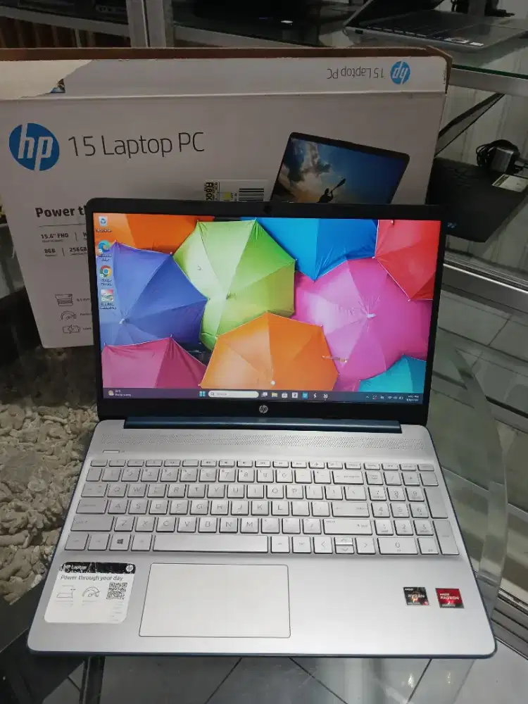 Laptop HP 15s Amd Ryzen 5 5500U ram 8 Ssd 256 Radeon graphics