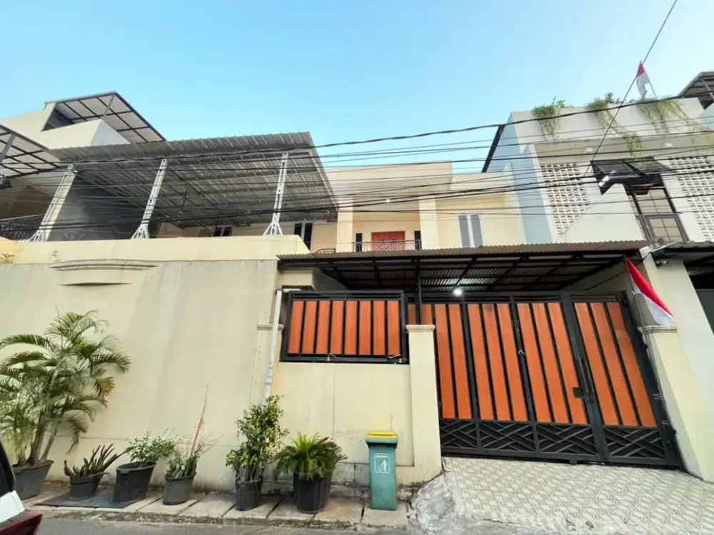 Dijual Rumah 2 Lantai Luas 245 meter di Kebon Jeruk Dekat Akses Stasiun KRL