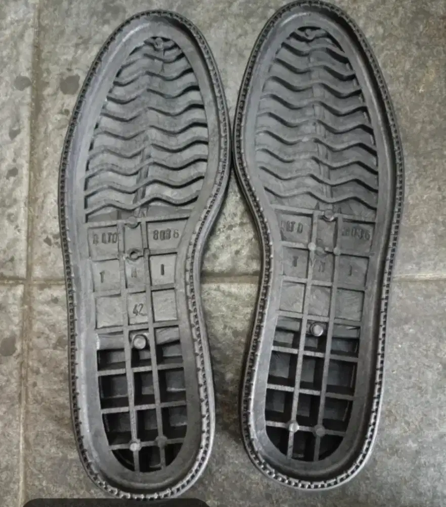 Karyawan / teknisi laundry sepatu dan trainer