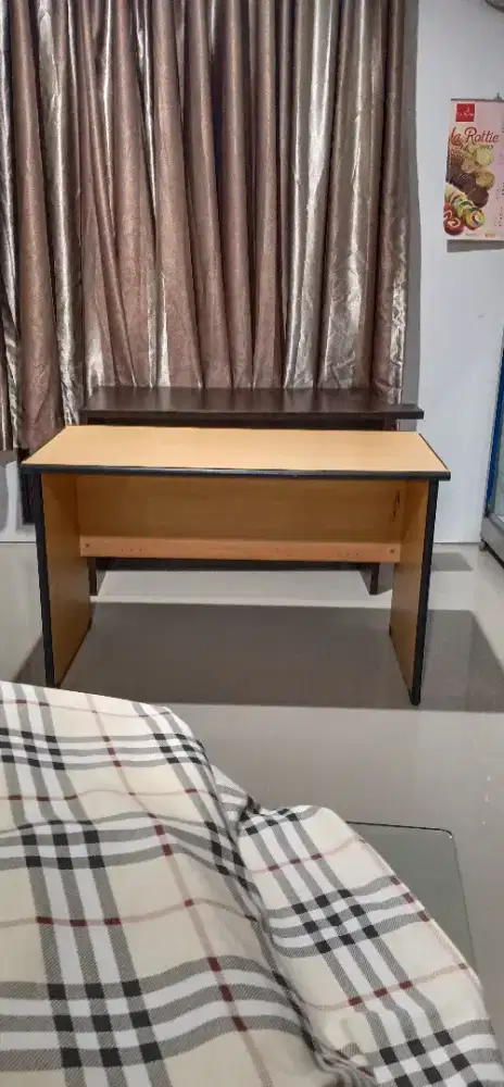 JUAL MEJA WARNA CREAM KONDISI MASIH BAGUS