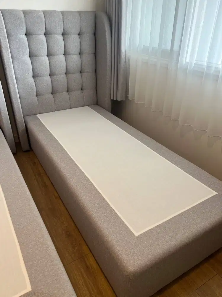 Tempat Tidur Single Upholstery Abu-Abu Custom