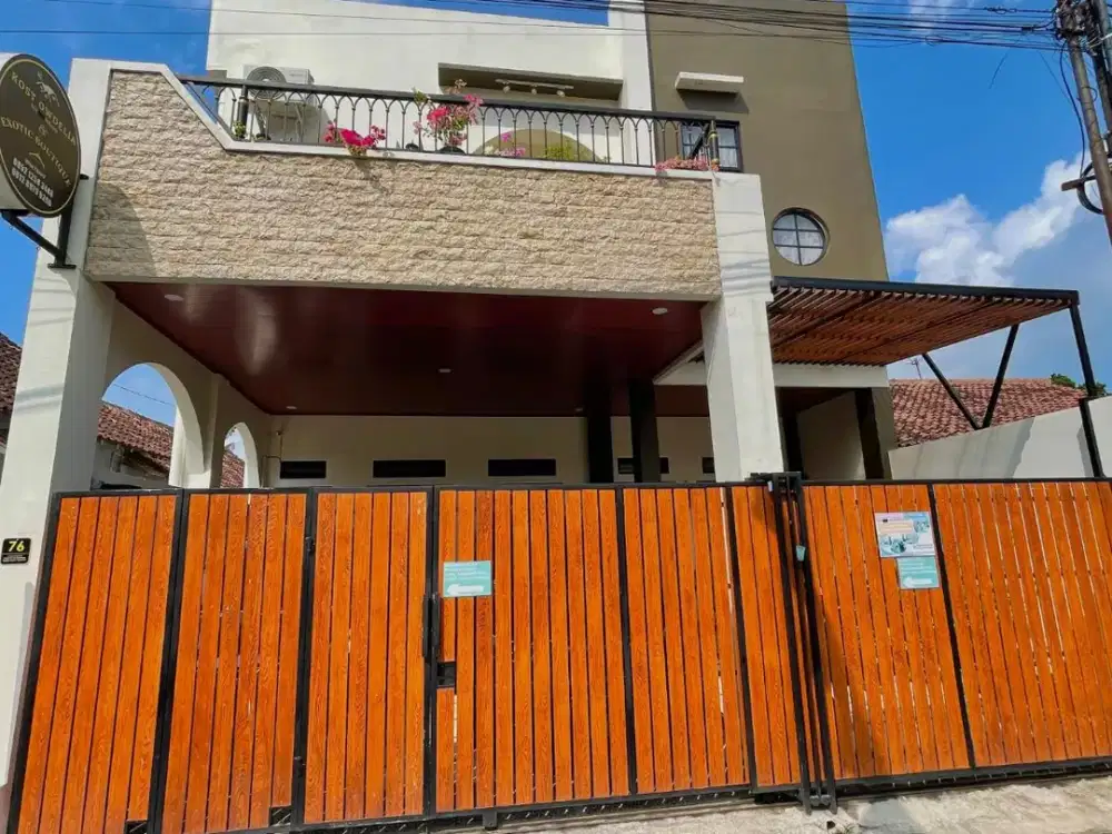 DIJUAL KOST EKLUSIF DAN RUMAH INDUK JOGJA STRATEGIS DAN FULLY FURNISHED DI JALAN PALAGAN NGAGLIK SLEMAN DEKAT MONJALI DAN KAMPUS UGM