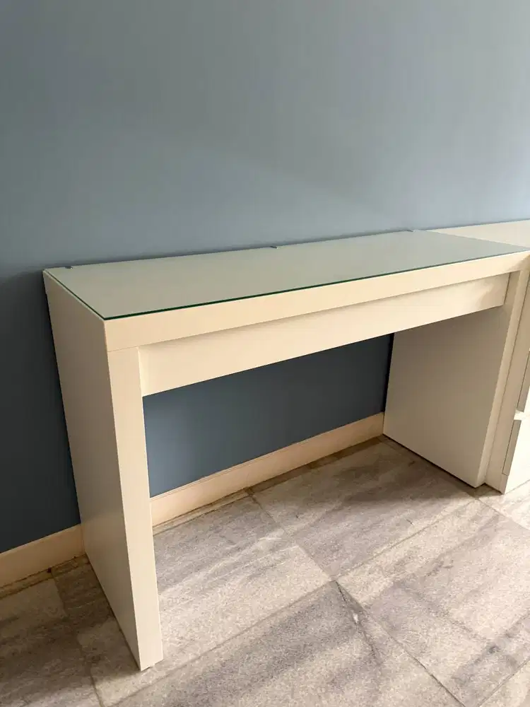 Meja Kerja IKEA MALM Top Kaca – Seperti Baru