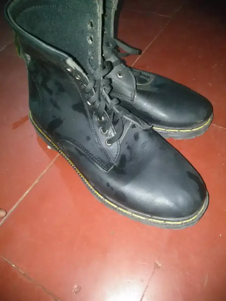 di jual sepatu docmart