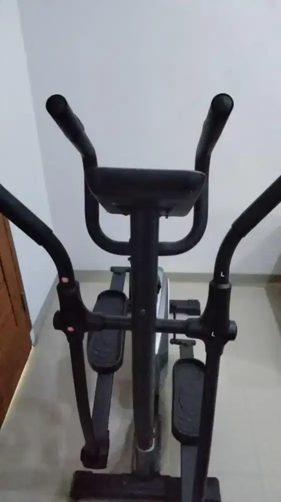Alat gym - fitnes merek berwyn elliptical sepeda statis 601e