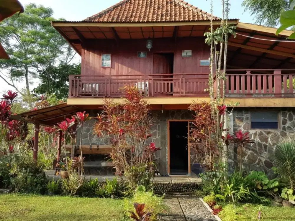 Di Jual Villa Dengan Halaman Sangat Luas Yang Nyaman Asri Dan Lokasi Terjangkau