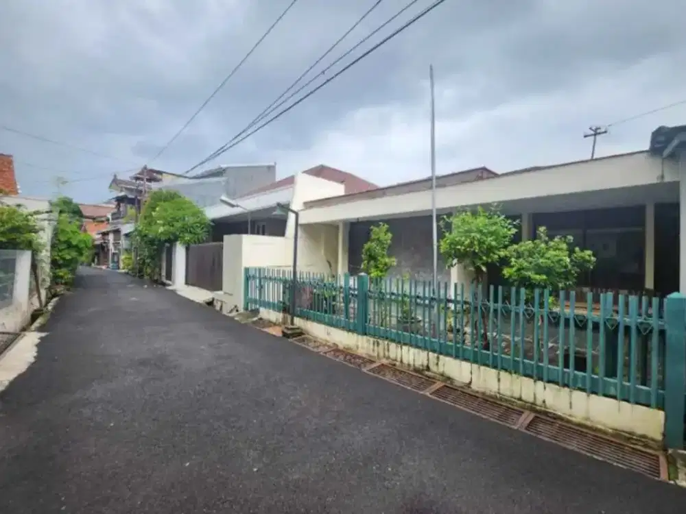 Rumah Kusen Jati Tengah Kota di Singosari Pleburan