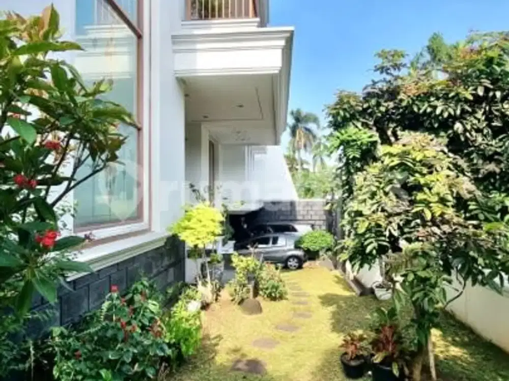Rumah Hook 3 Lantai di Permata Buana, Jakarta Barat