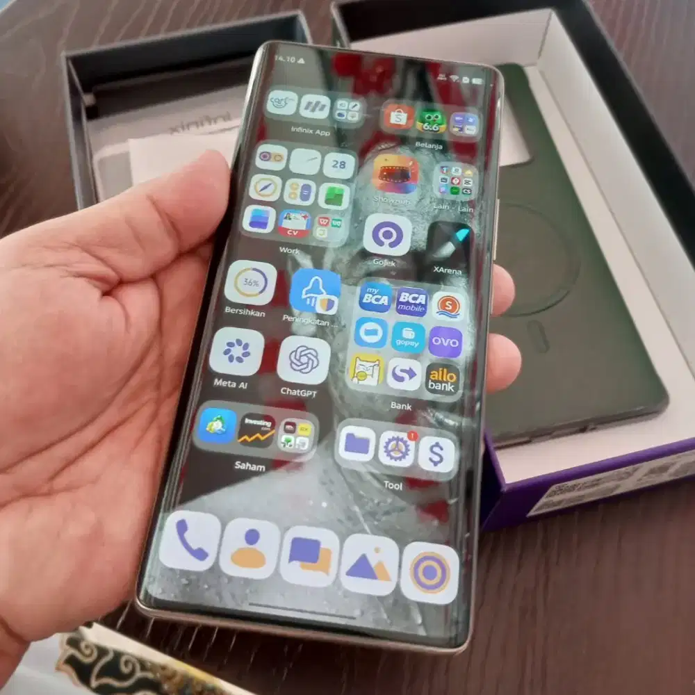 Infinix 40pro
Sudah 5G
Istimewa 
Layar amoled 
Ram 8)