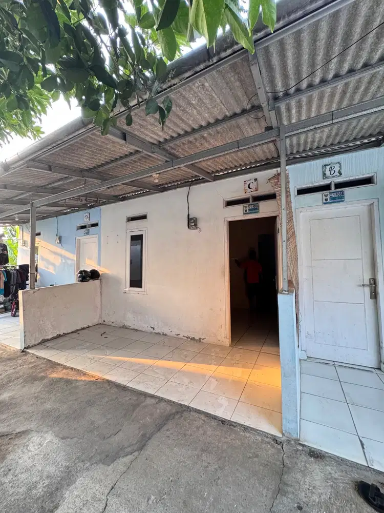 Disewakan rumah petak dengan parkiran mobil (GDC dekat St Depok Lama)