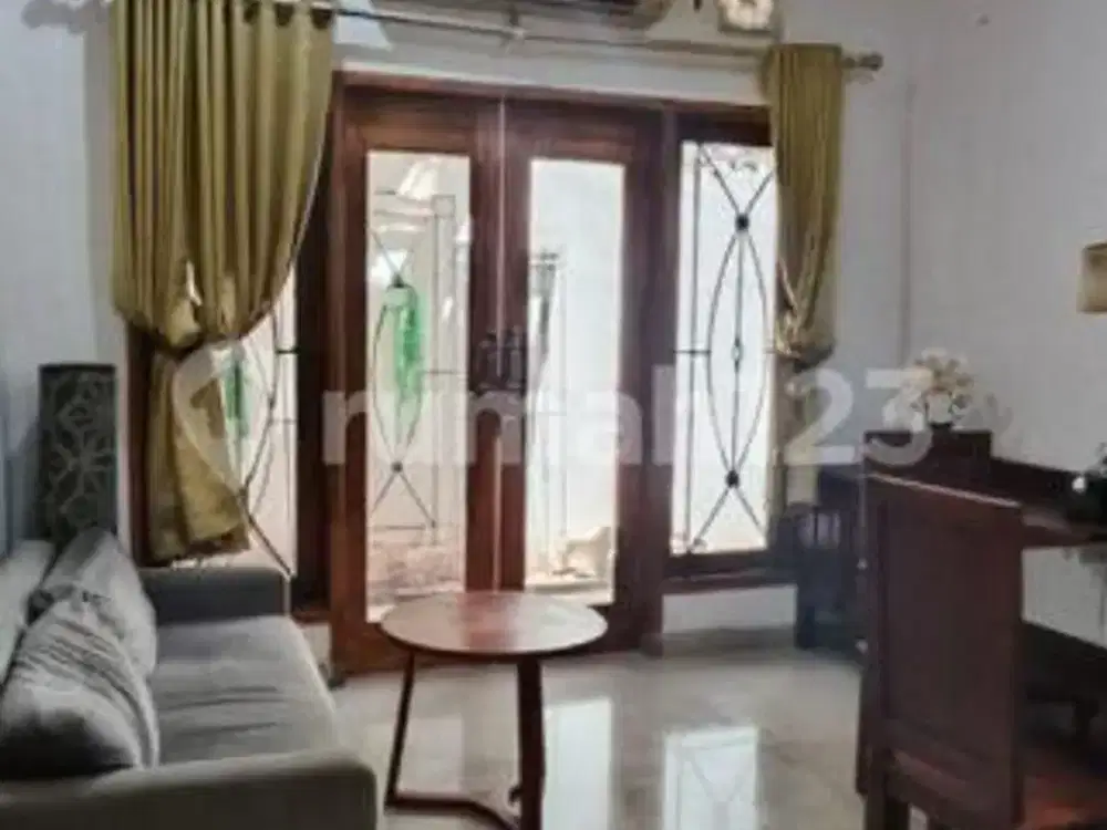 Rumah 2 Lantai 4Kt Dekat Pantai Berawa, Semi Furnished, Rp 140 Juta/Tahun