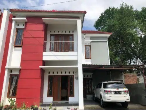DIKONTRAKKAN RUMAH TINGKAT 2 DAN SEISINYA DEKAT UII