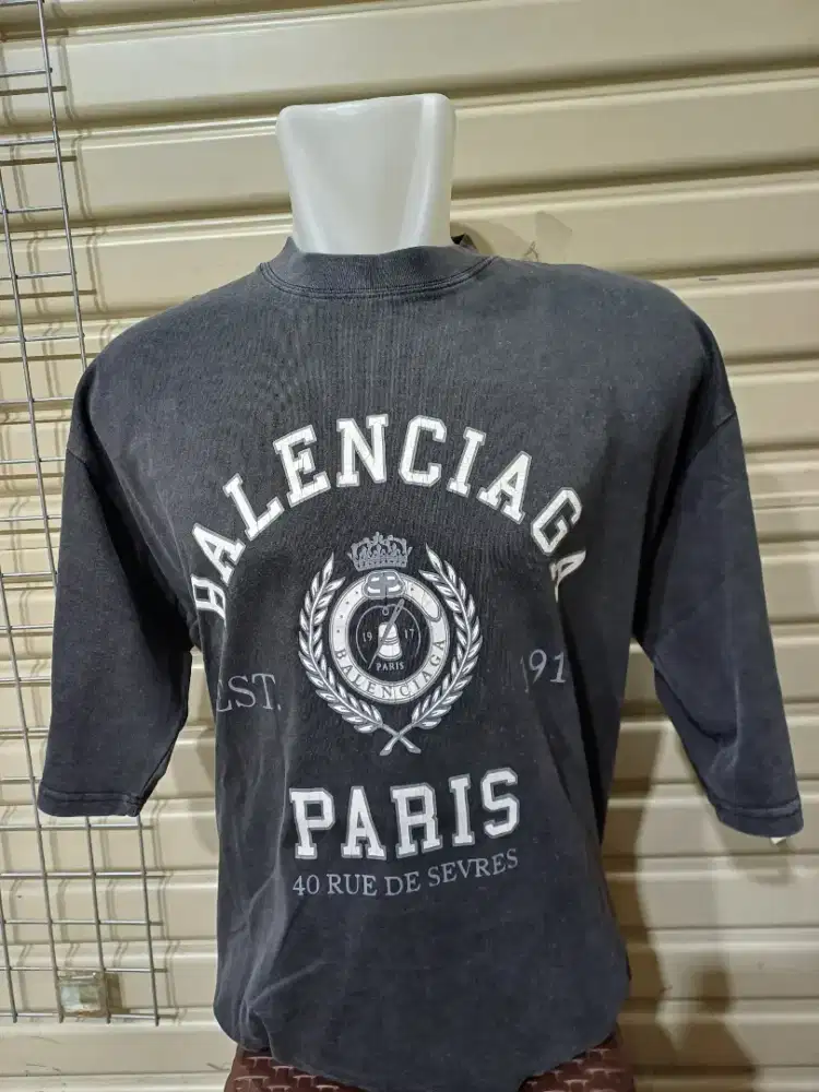 T-shirt Hitam pudar (washed black) brand Balenciaga