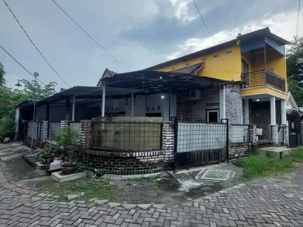 Rumah Pojok di Kedanyang - Kebomas Butuh Renov Sedikit Hadap Selatan-Timur Row Jalan 2 Mobil Longgar