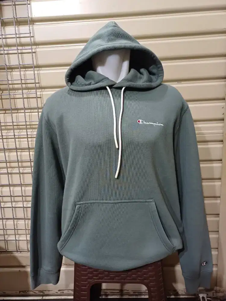 Hoodie hijau sage merek Champion