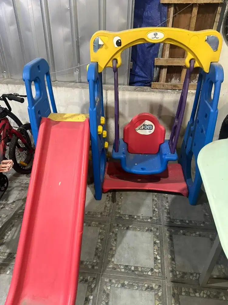 Mainan perosotan anak