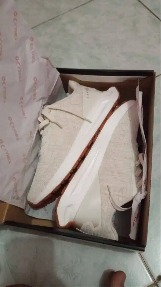 Sepatu sneaker baru