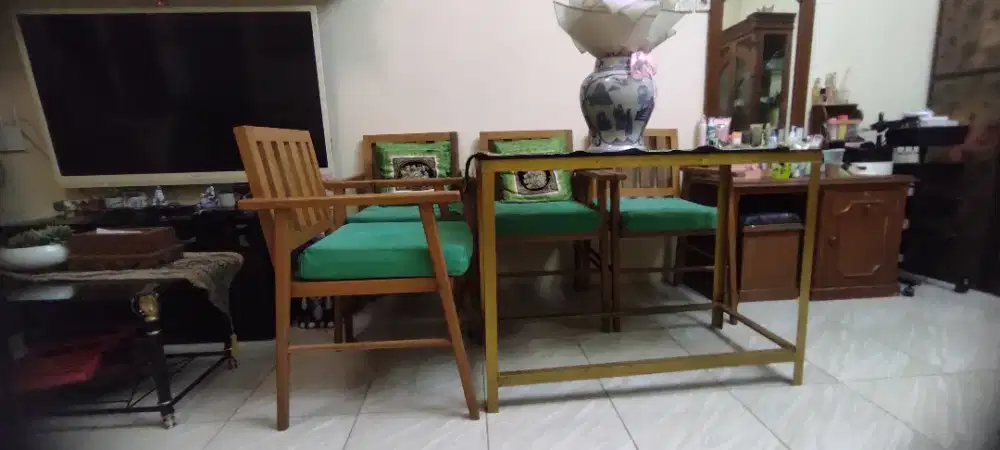 Kursi kayu solid dan meja kaca besi