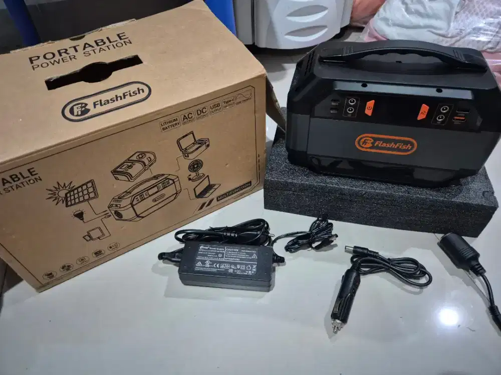 POWERSTATION 300w 80850mah POWER STATION LIKE NEW