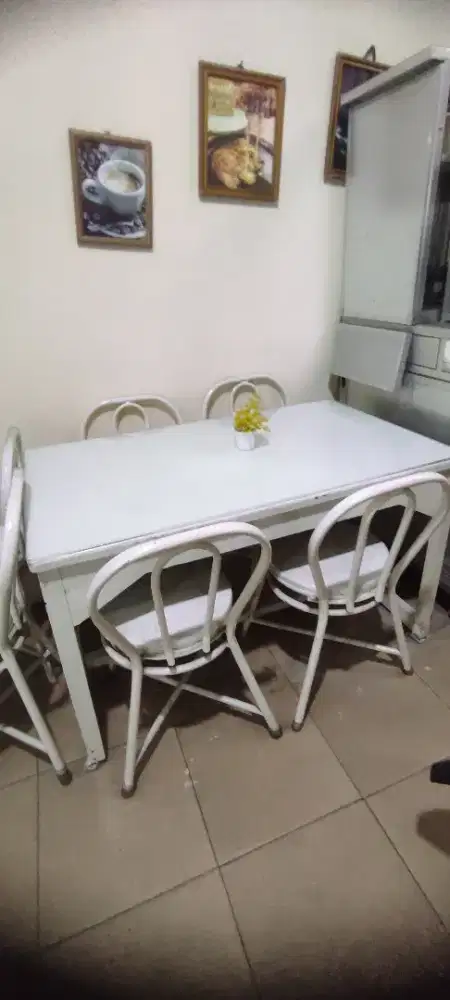 Meja makan kaca tebal 5 ml dan 4 kursi besi