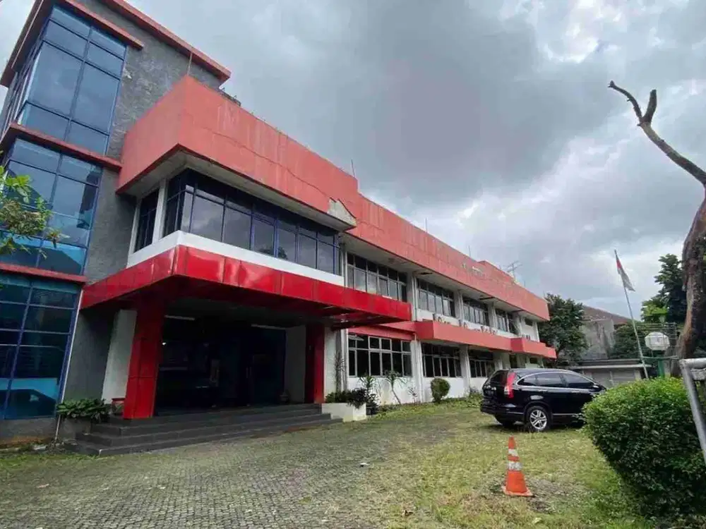 Gedung 3 Lantai Dengan Tanah Luas Cocok Untuk Kantor dan Kampus