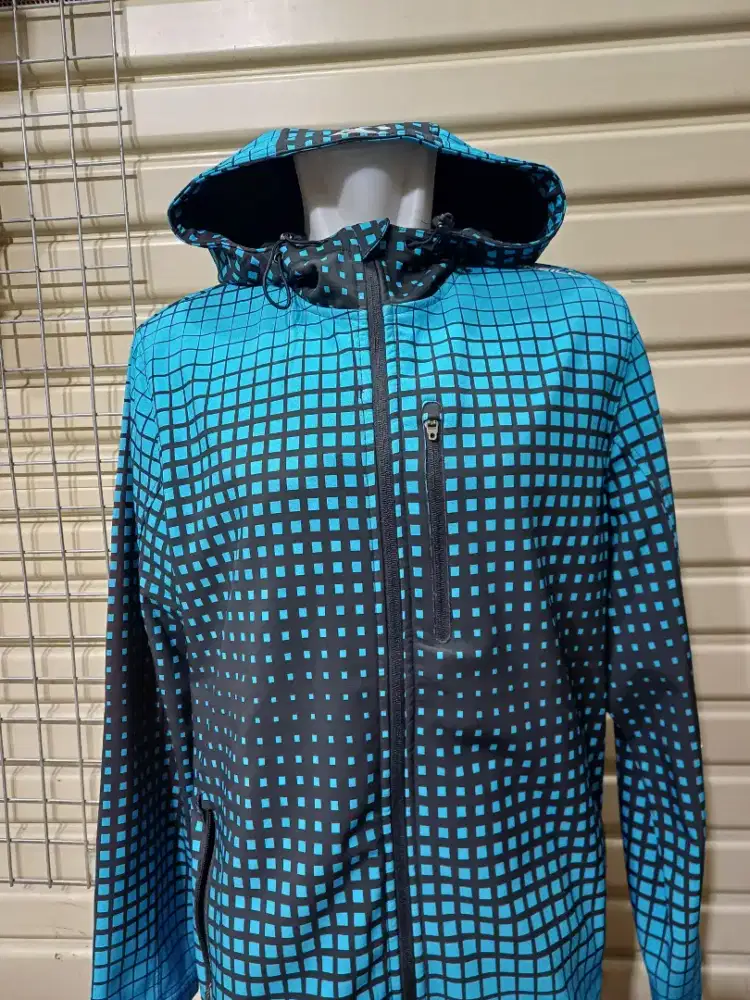 Jaket softshell bertudung (hoodie) dari merek O'Neill