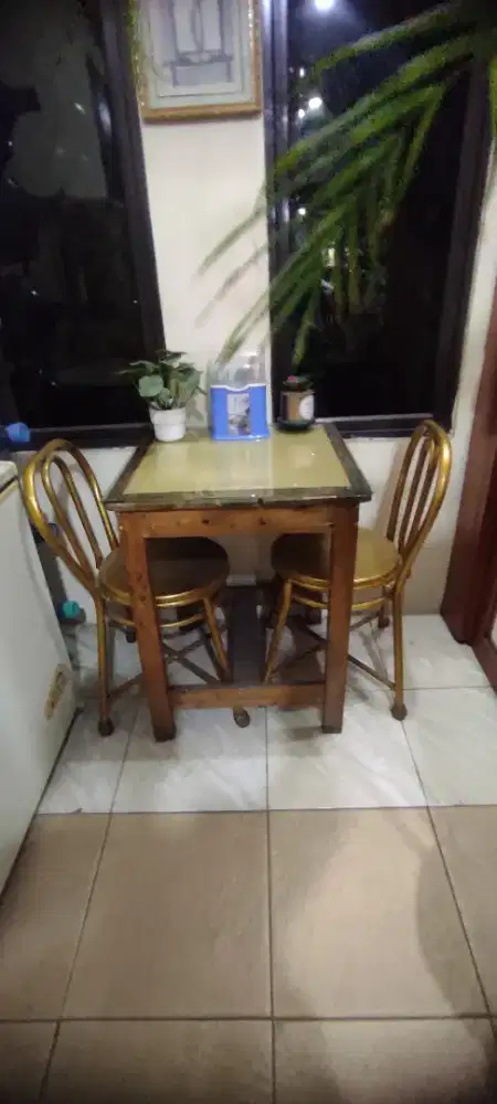 2 kursi besi dan meja makan dengan kaca tebal 5 ml