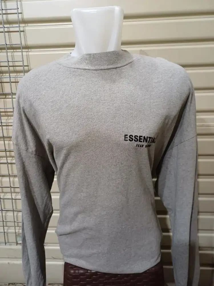 T-shirt Essentials Abu-abu