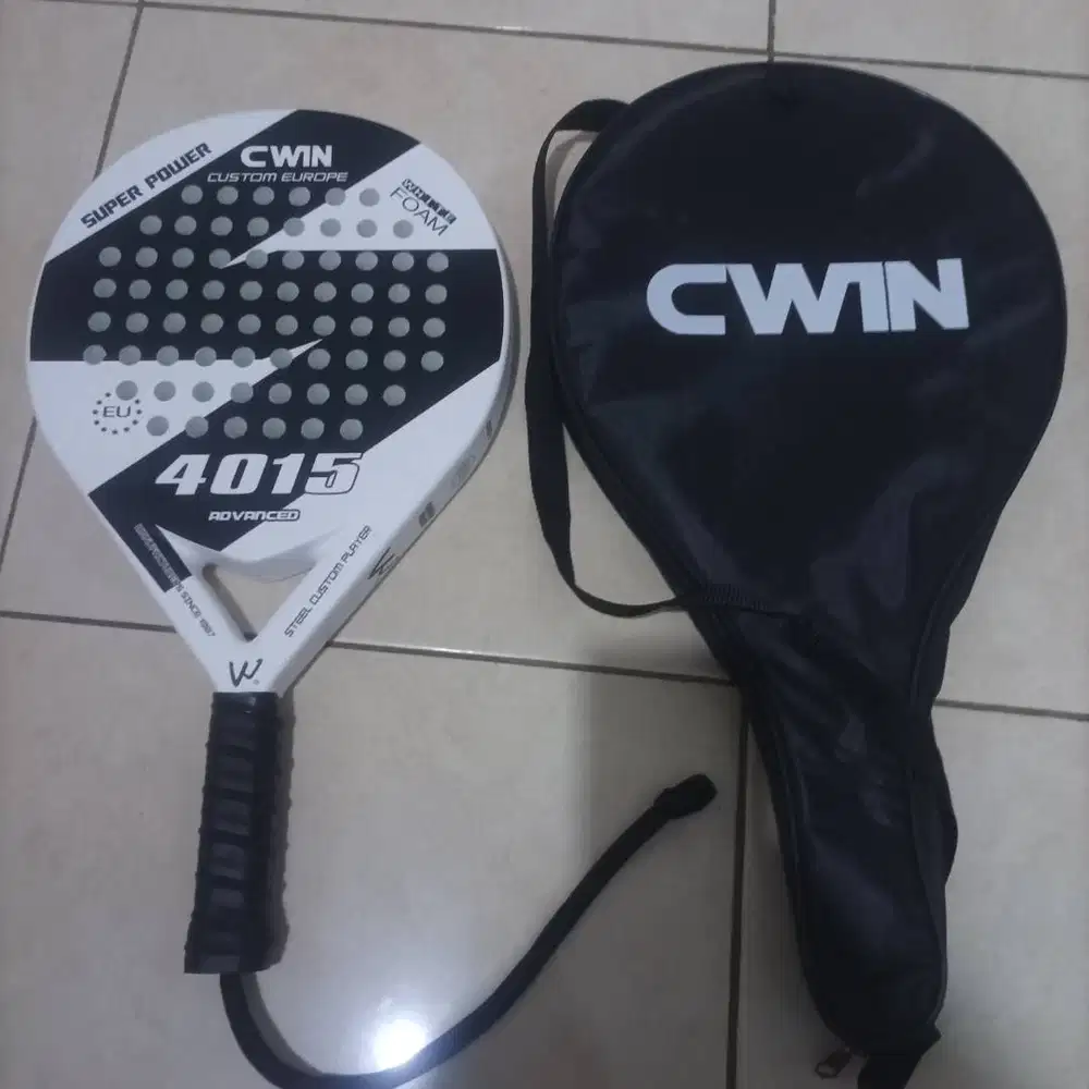 Raket padel kondisi 98 persen dari baru