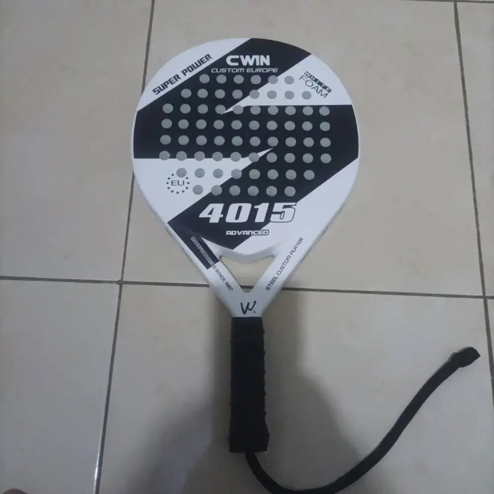 Raket padel kondisi 98 persen dari baru