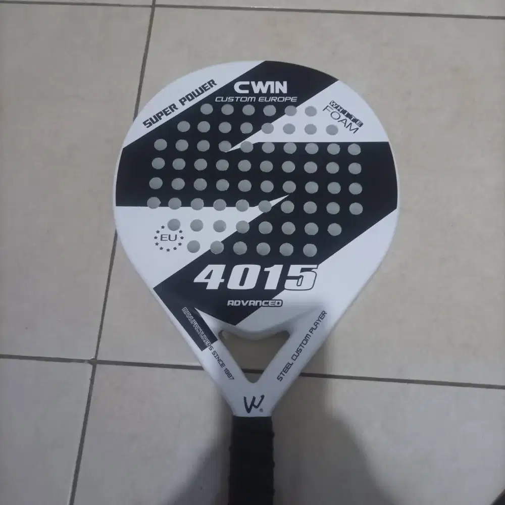 Raket padel kondisi 98 persen dari baru
