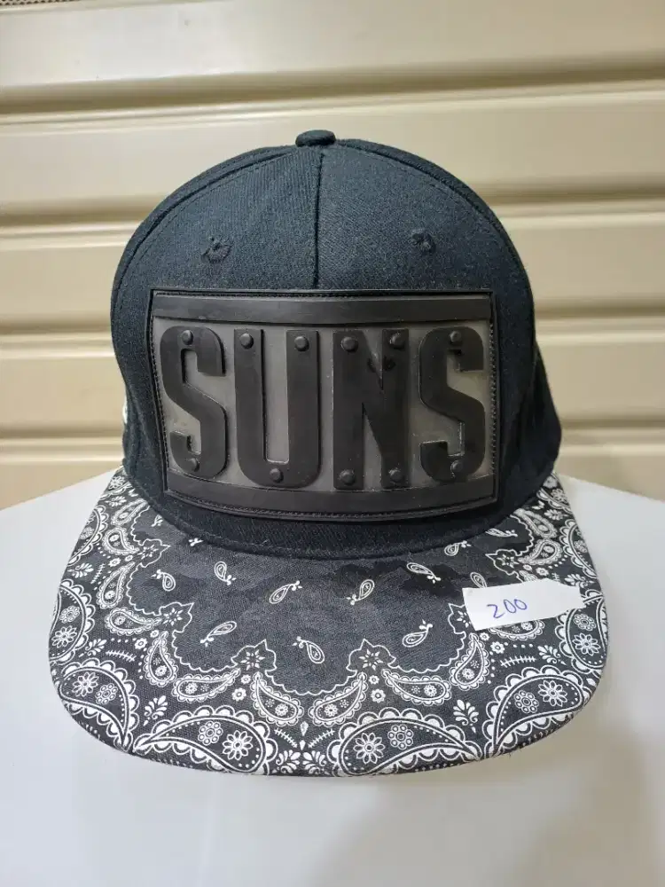 Topi snapback hitam dari kolaborasi NBA x Phoenix Suns