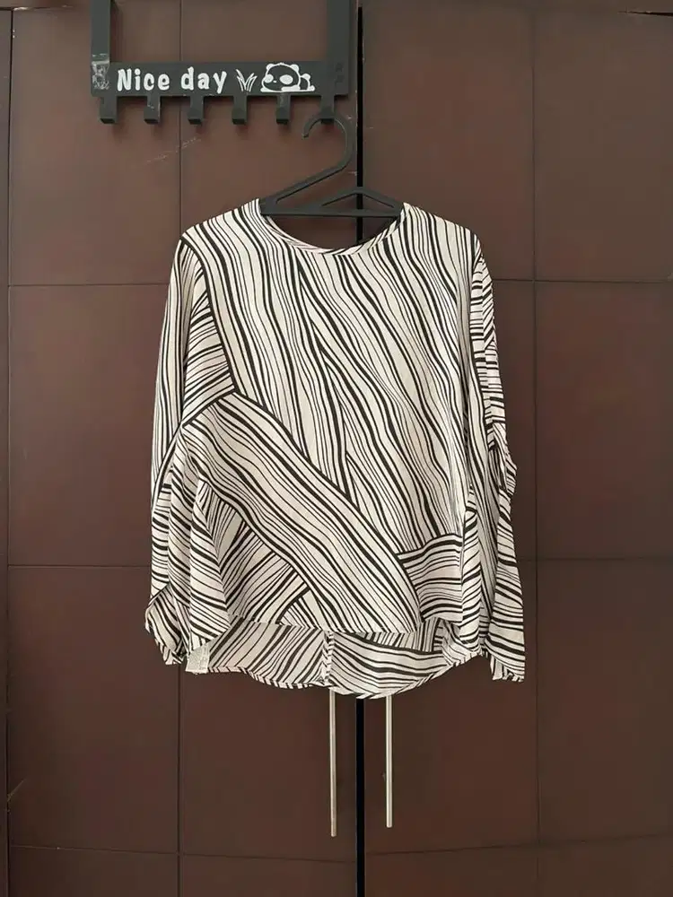 Preloved Blouse Mango Black White Strips