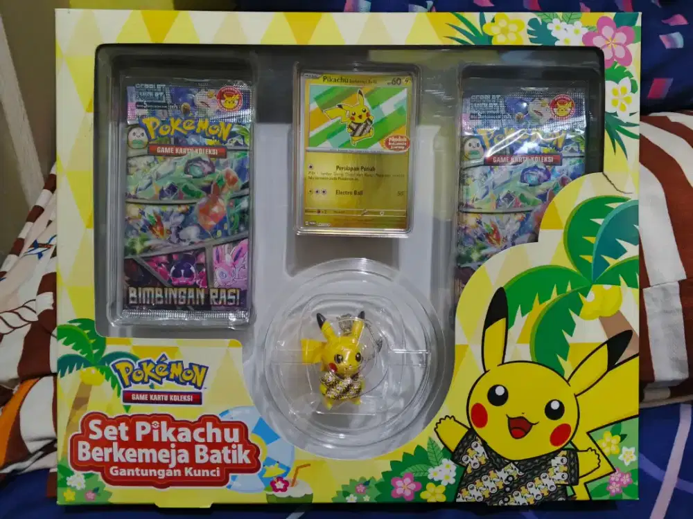 Pikachu gantungan kunci berkemeja batik