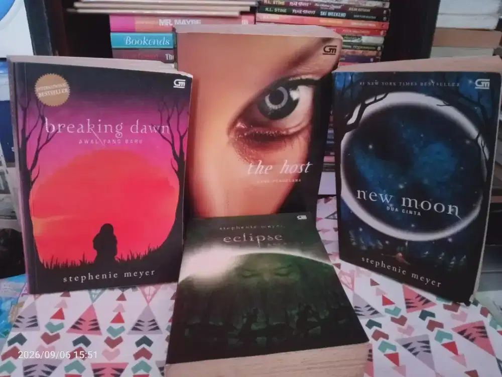 Paket Novel Stephenie Meyer (The Host,NewMoon,Eclipse, Breaking Dawn)