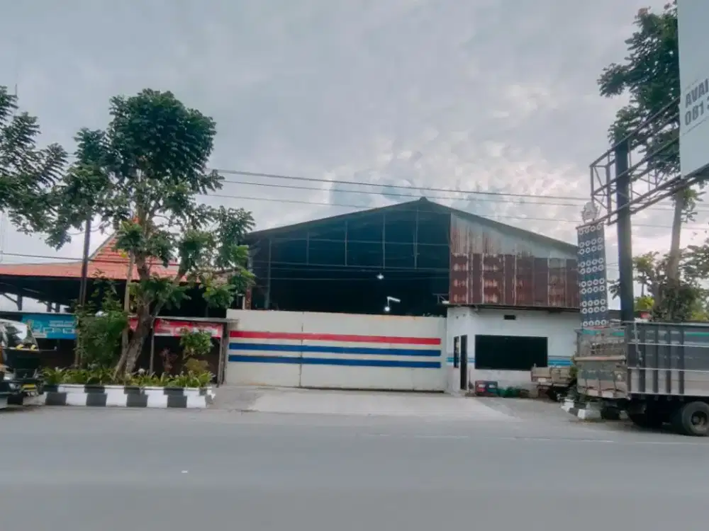 Gudang dijual di Jl Adisumarmo Solo ex garasi Bus dekat exit tol Klodran