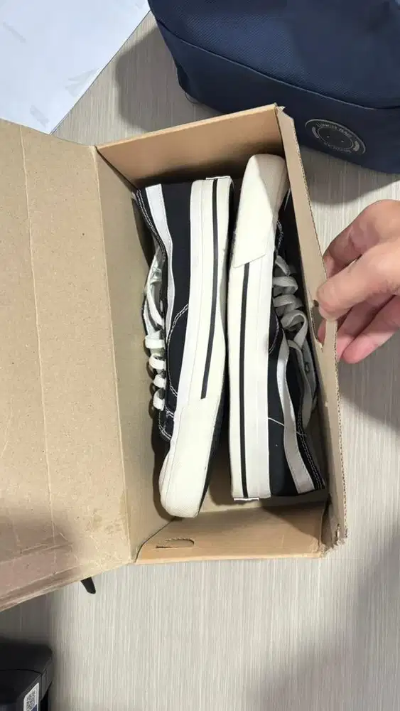 Dijual sepatu lokal kondisi baru
