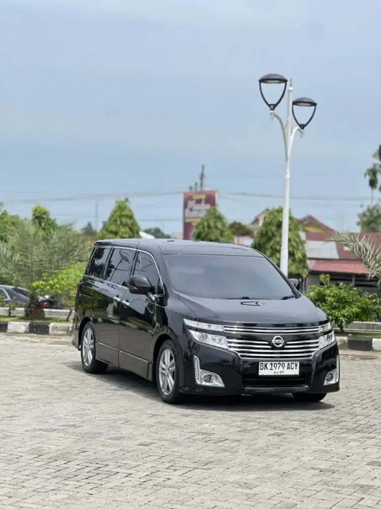 Nissan elgrand 3.5 HWS a/t 2011 - alphard- vellfire - biante - Serena