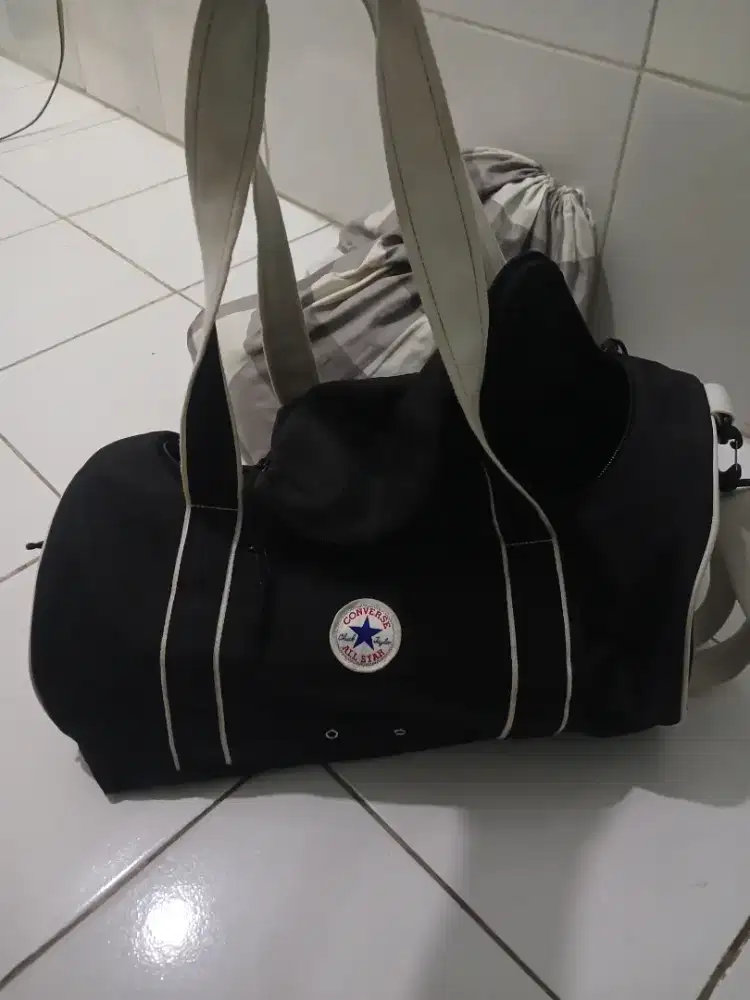 dijual tas duffle merek converse all star hitam bekas masih bagus