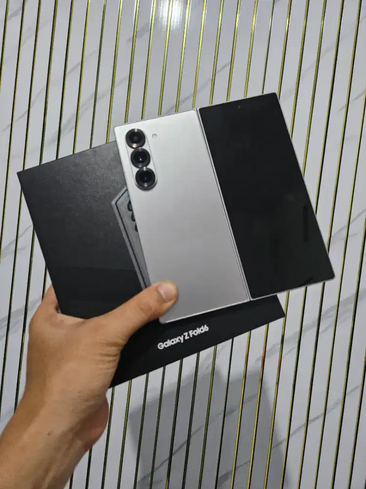 Samsung Z Fold 6 256 Gb Silver Shadow Resmi Ex.SEIN (-dent dikit aja)