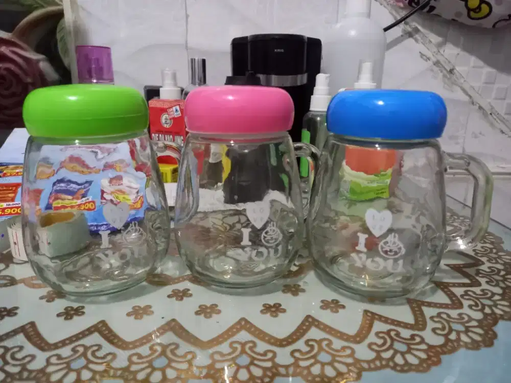 Di jual  gelas kaca untuk minum ada  dpt  tutup nya juga