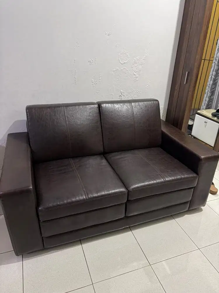Sofa kulit cokelat