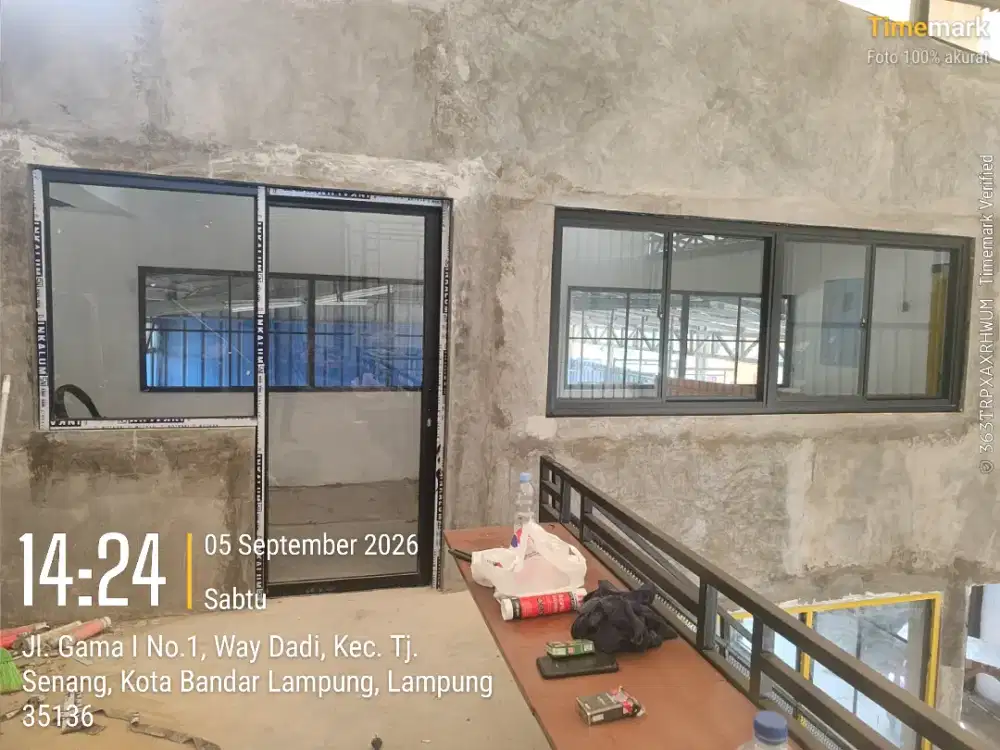 Pintu swing kaca mati