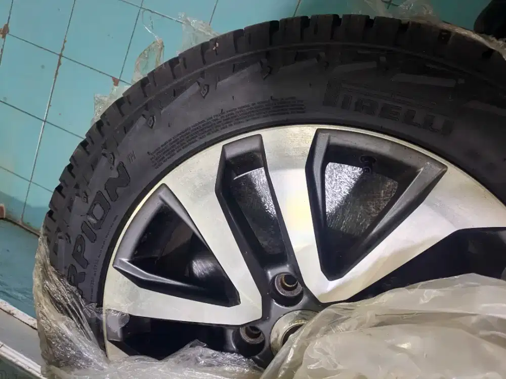 DIJUAL ban Pirelli r20 285/50 AT thn 2024 baru dipakai 5 bulan n velg