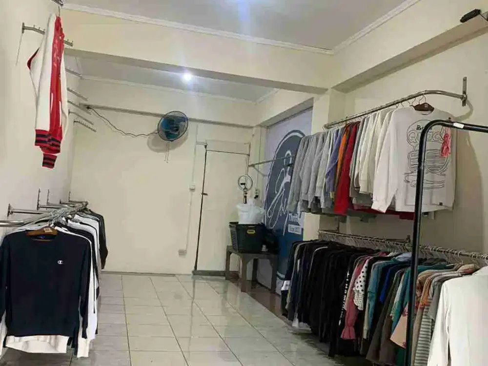 Di sewakan pinggir jalan.3 x 6 di blakang Alana adi sucipto