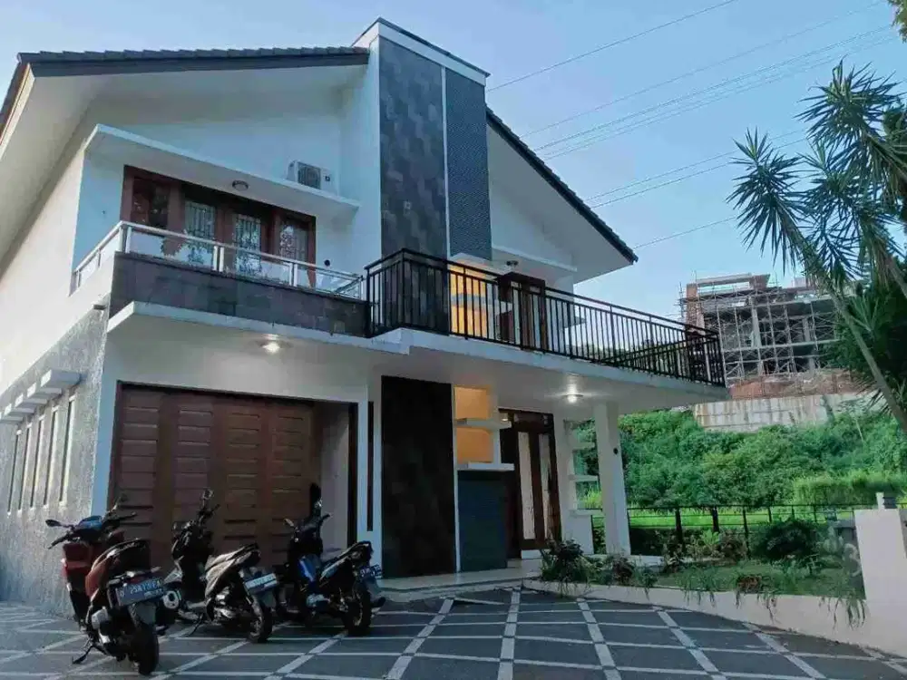 rumah 3lantai ada kolam renang di dago resort bandung