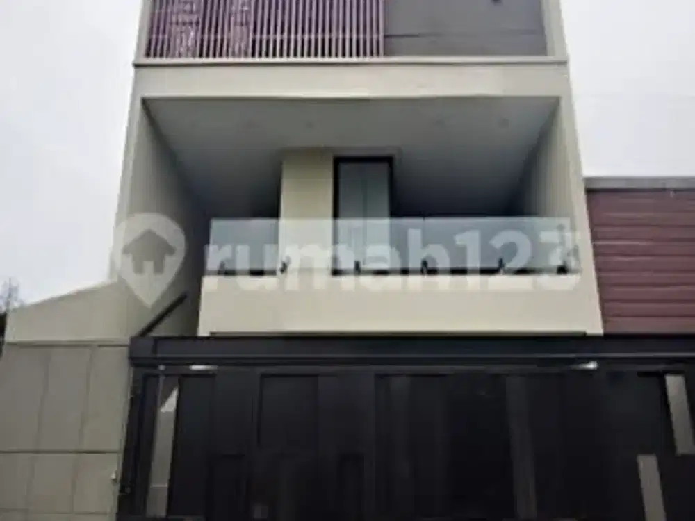 Rumah Mewah dengan Kolam Renang di Puri Indah Jakarta Barat