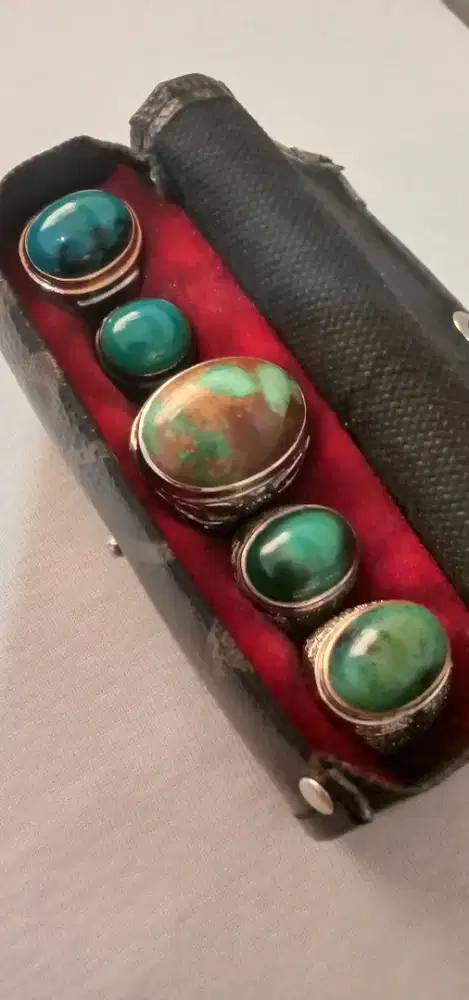 Cincin batu pirus dan bacan (Take All) .