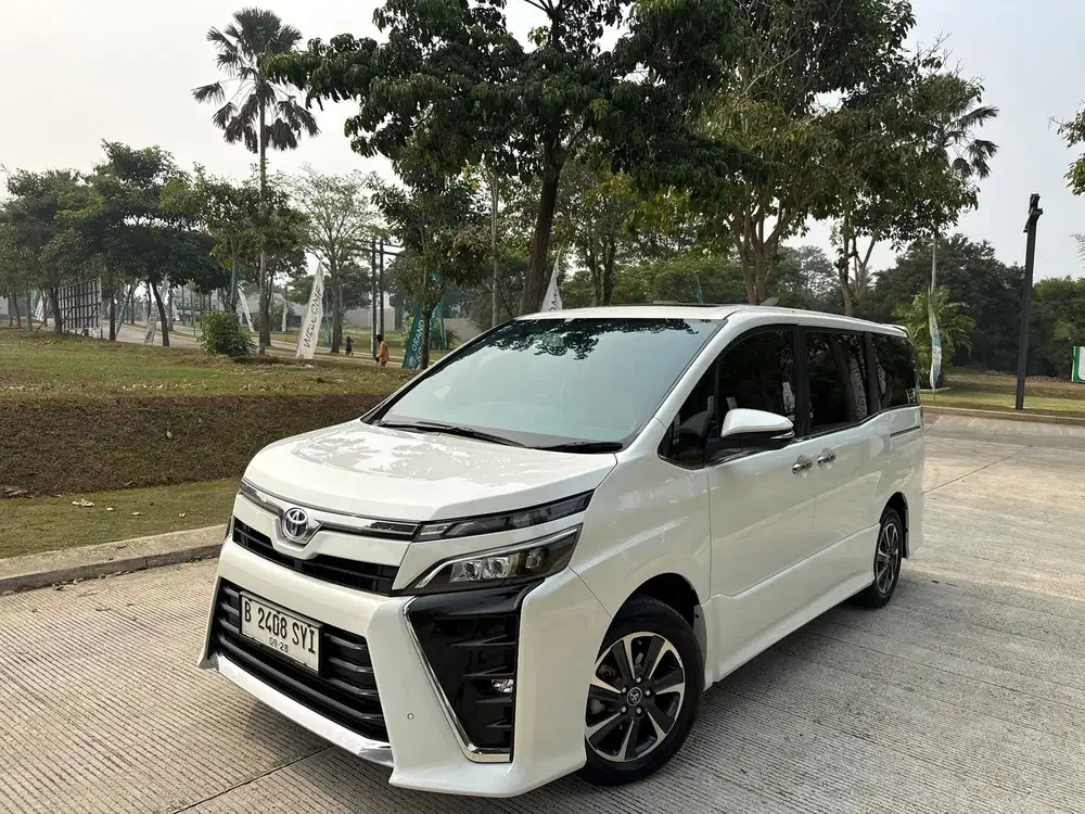 Toyota Voxy 2.0 Automatic 2018 Putih
