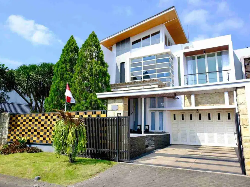 Rumah Mewah Luas 375 m² di Boulevard Araya Golf
